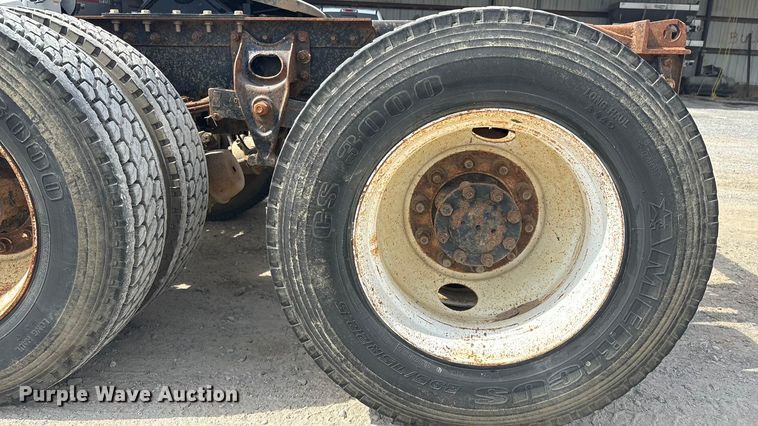 image for item GH9402 1995 International 9200 semi truck