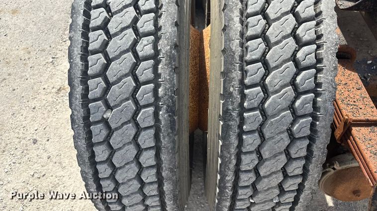 image for item GH9402 1995 International 9200 semi truck