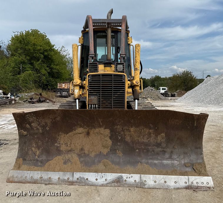 image for item GH9405 1998 John Deere 750C dozer