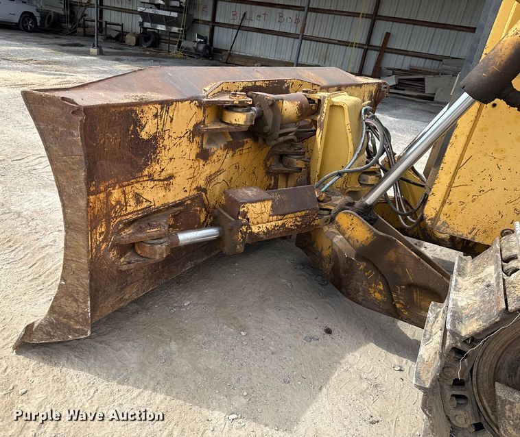 image for item GH9405 1998 John Deere 750C dozer