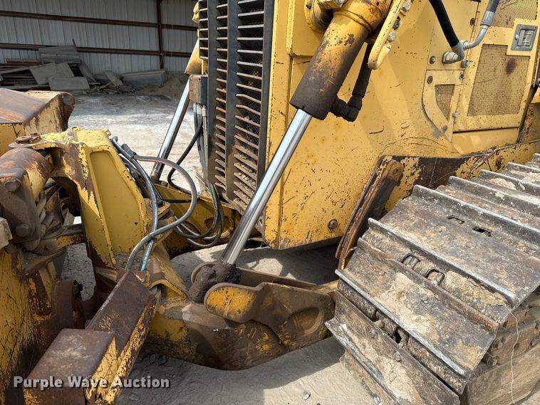 image for item GH9405 1998 John Deere 750C dozer