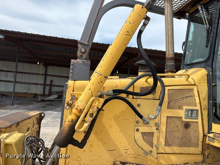 image for item GH9405 1998 John Deere 750C dozer