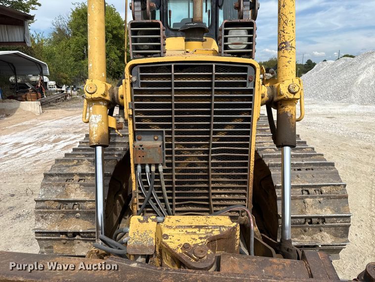 image for item GH9405 1998 John Deere 750C dozer