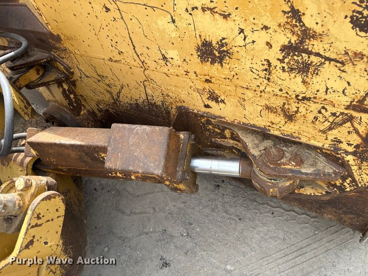 image for item GH9405 1998 John Deere 750C dozer