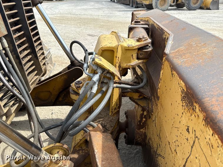 image for item GH9405 1998 John Deere 750C dozer