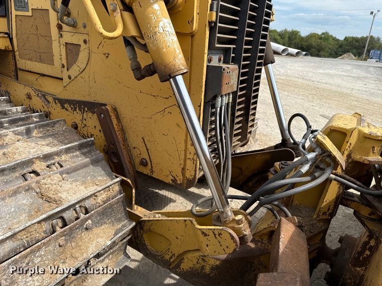 image for item GH9405 1998 John Deere 750C dozer