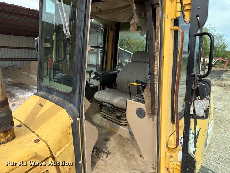 image for item GH9405 1998 John Deere 750C dozer