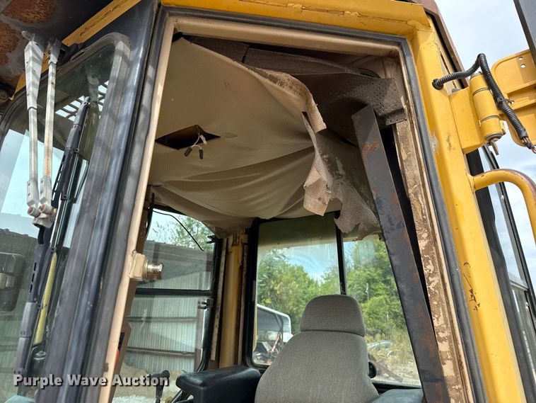 image for item GH9405 1998 John Deere 750C dozer