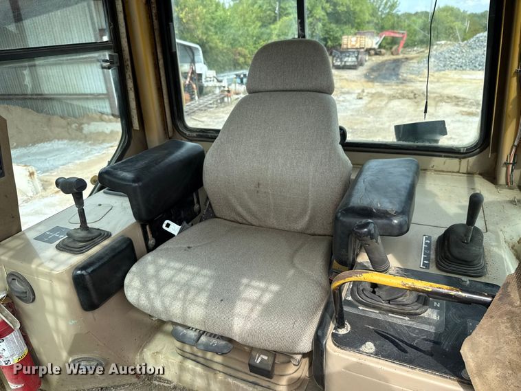 image for item GH9405 1998 John Deere 750C dozer