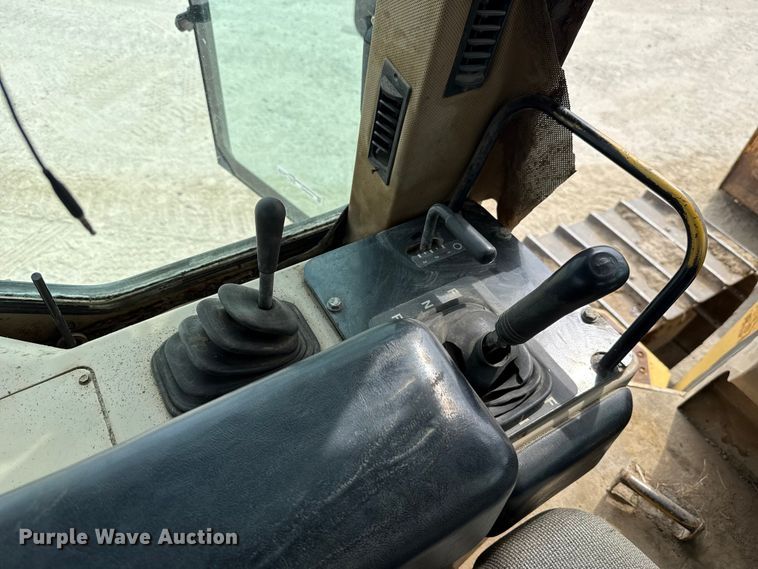 image for item GH9405 1998 John Deere 750C dozer