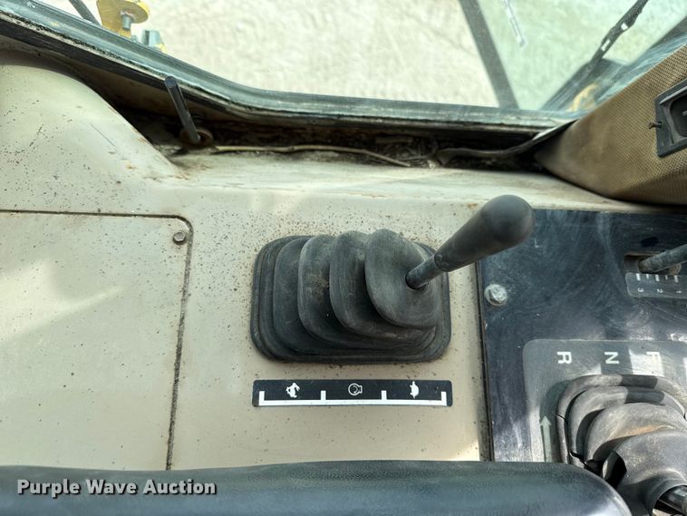 image for item GH9405 1998 John Deere 750C dozer