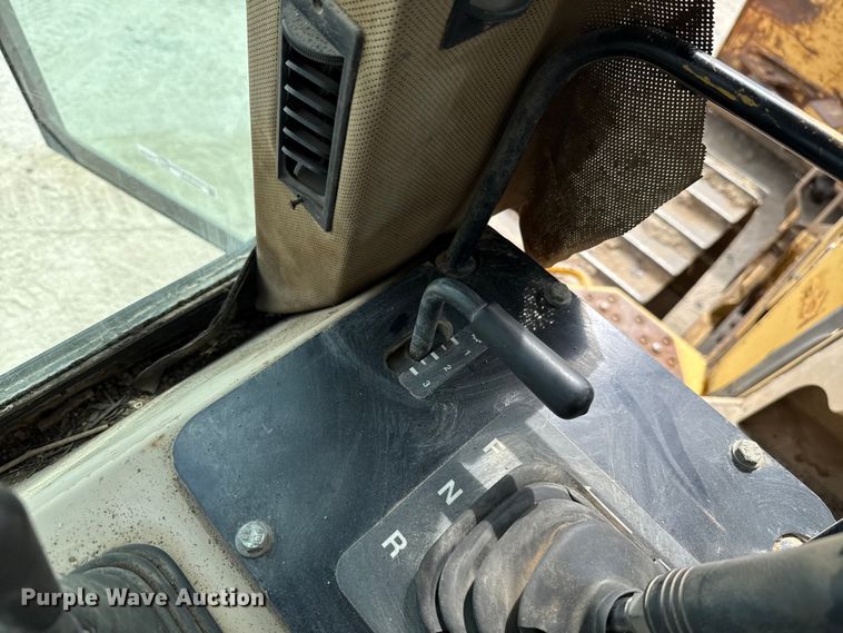 image for item GH9405 1998 John Deere 750C dozer