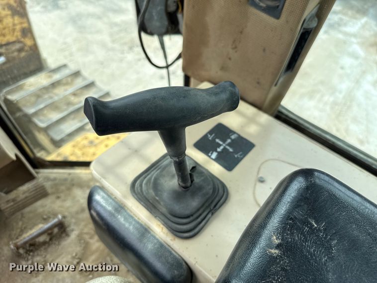 image for item GH9405 1998 John Deere 750C dozer