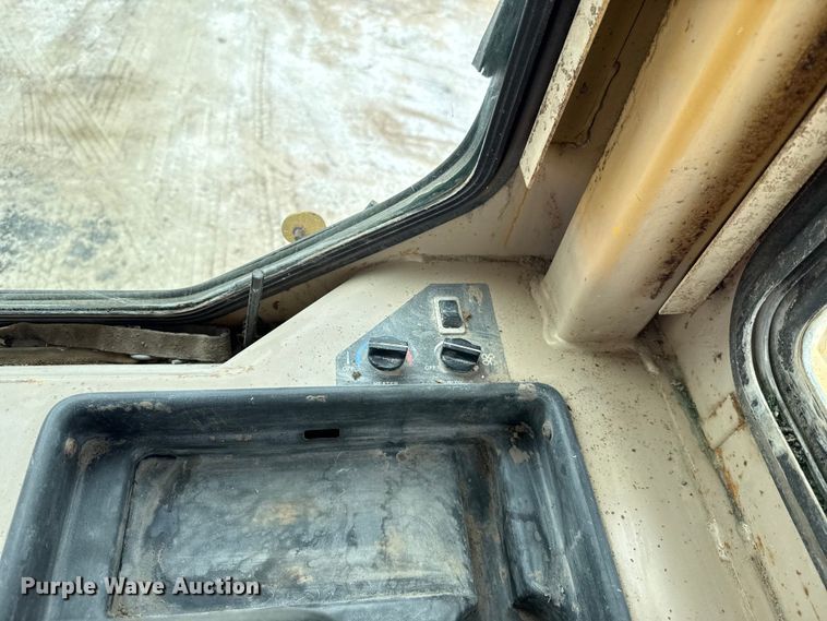 image for item GH9405 1998 John Deere 750C dozer