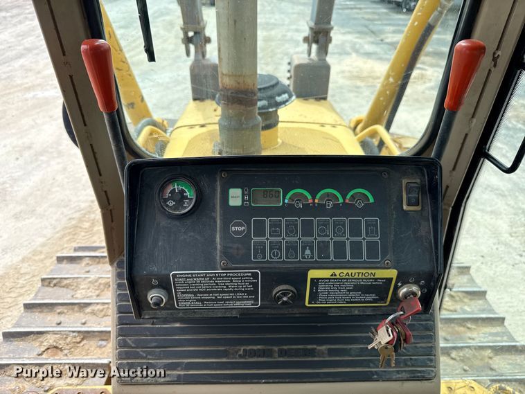 image for item GH9405 1998 John Deere 750C dozer