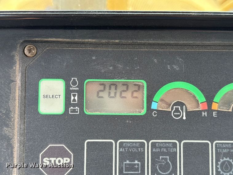 image for item GH9405 1998 John Deere 750C dozer