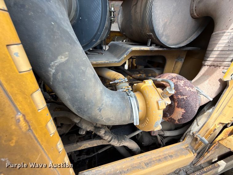 image for item GH9405 1998 John Deere 750C dozer