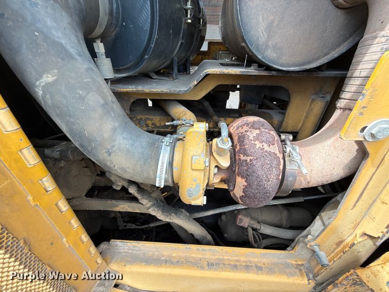 image for item GH9405 1998 John Deere 750C dozer