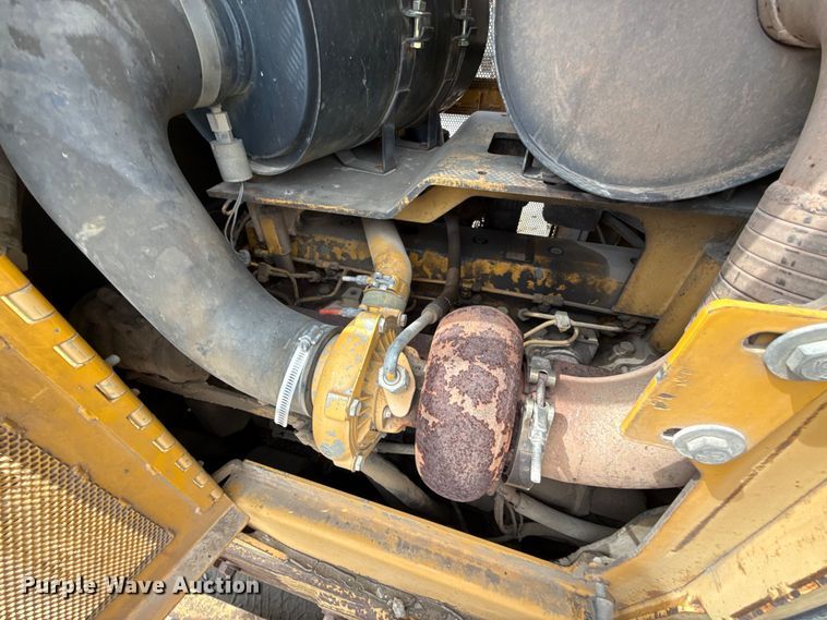 image for item GH9405 1998 John Deere 750C dozer