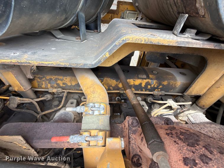 image for item GH9405 1998 John Deere 750C dozer