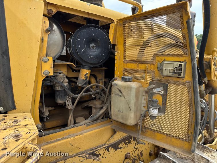 image for item GH9405 1998 John Deere 750C dozer