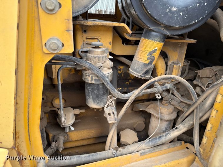 image for item GH9405 1998 John Deere 750C dozer