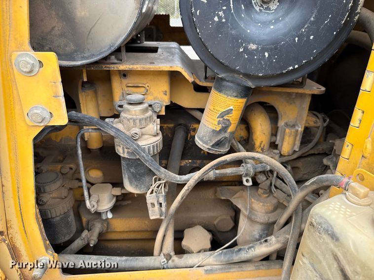 image for item GH9405 1998 John Deere 750C dozer