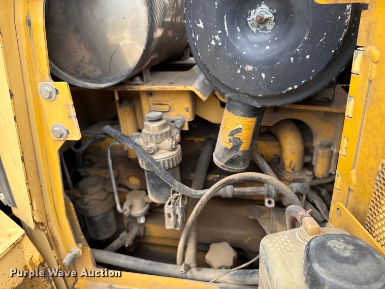 image for item GH9405 1998 John Deere 750C dozer