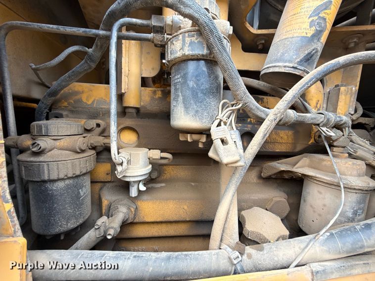 image for item GH9405 1998 John Deere 750C dozer