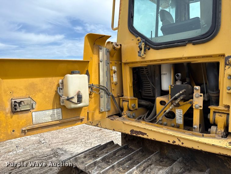 image for item GH9405 1998 John Deere 750C dozer