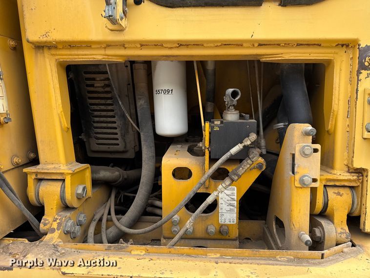 image for item GH9405 1998 John Deere 750C dozer