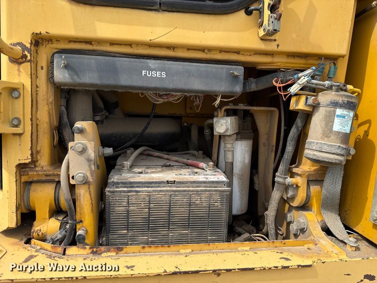 image for item GH9405 1998 John Deere 750C dozer