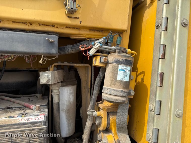 image for item GH9405 1998 John Deere 750C dozer