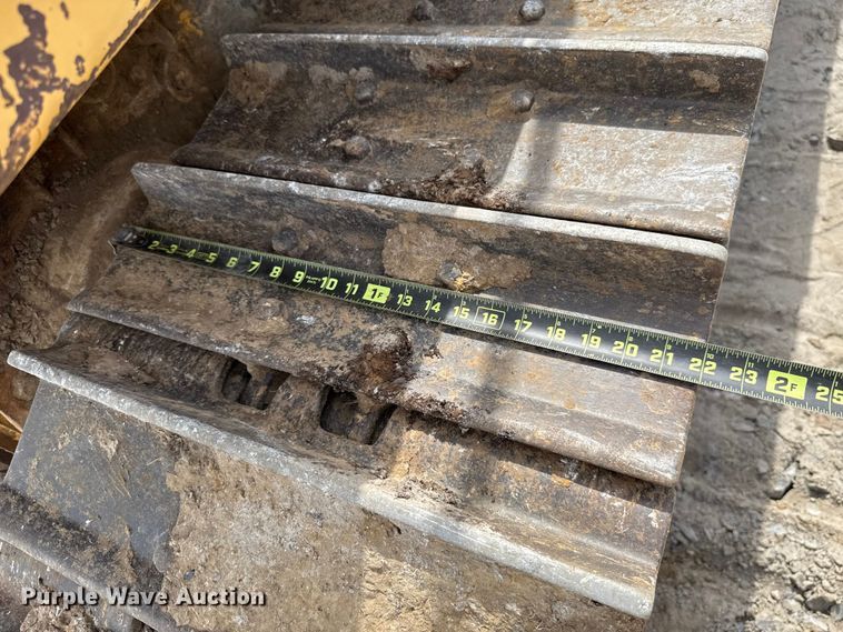 image for item GH9405 1998 John Deere 750C dozer