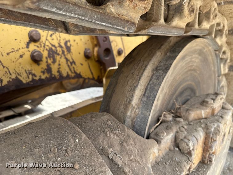 image for item GH9405 1998 John Deere 750C dozer