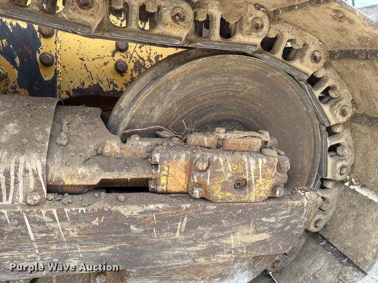 image for item GH9405 1998 John Deere 750C dozer