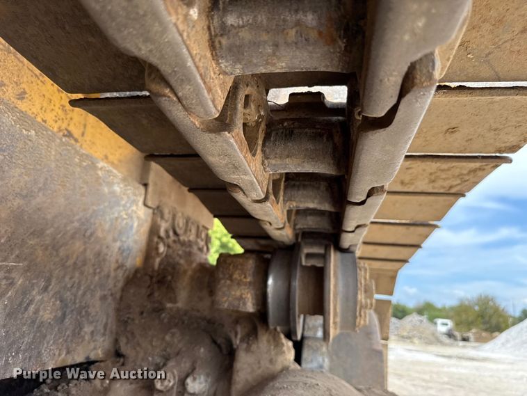 image for item GH9405 1998 John Deere 750C dozer