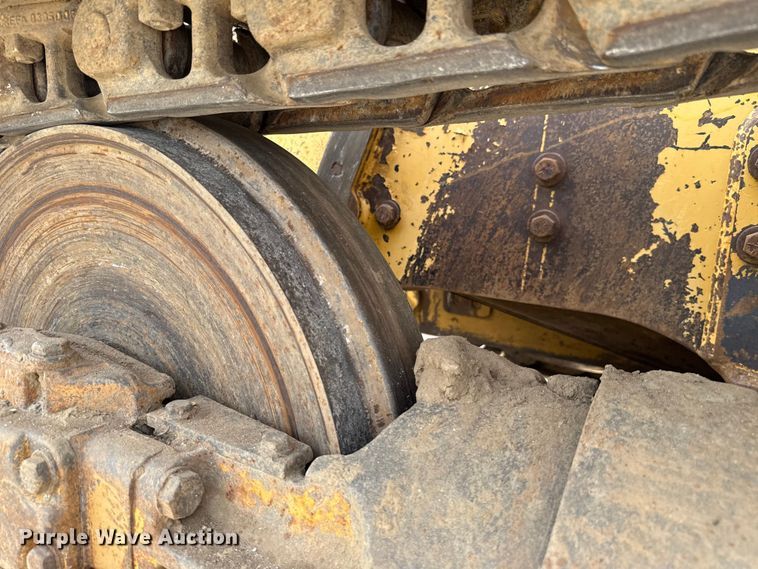 image for item GH9405 1998 John Deere 750C dozer