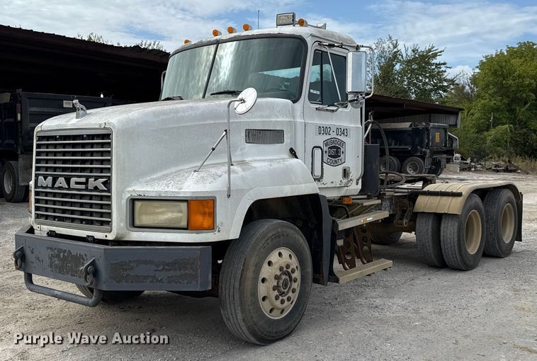 image for item GH9406 1993 Mack CH613 semi truck