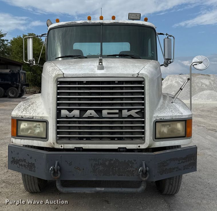 image for item GH9406 1993 Mack CH613 semi truck
