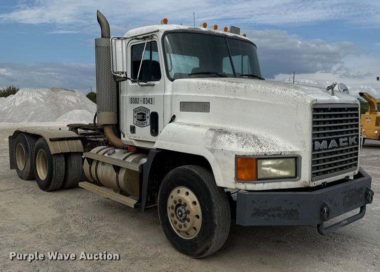 image for item GH9406 1993 Mack CH613 semi truck