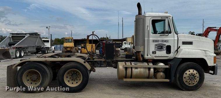 image for item GH9406 1993 Mack CH613 semi truck