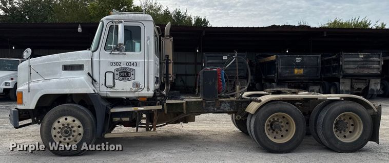 image for item GH9406 1993 Mack CH613 semi truck