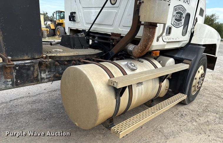 image for item GH9406 1993 Mack CH613 semi truck