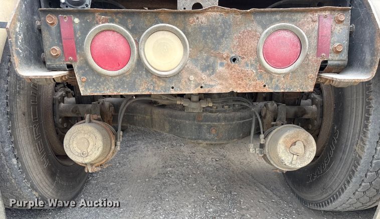 image for item GH9406 1993 Mack CH613 semi truck