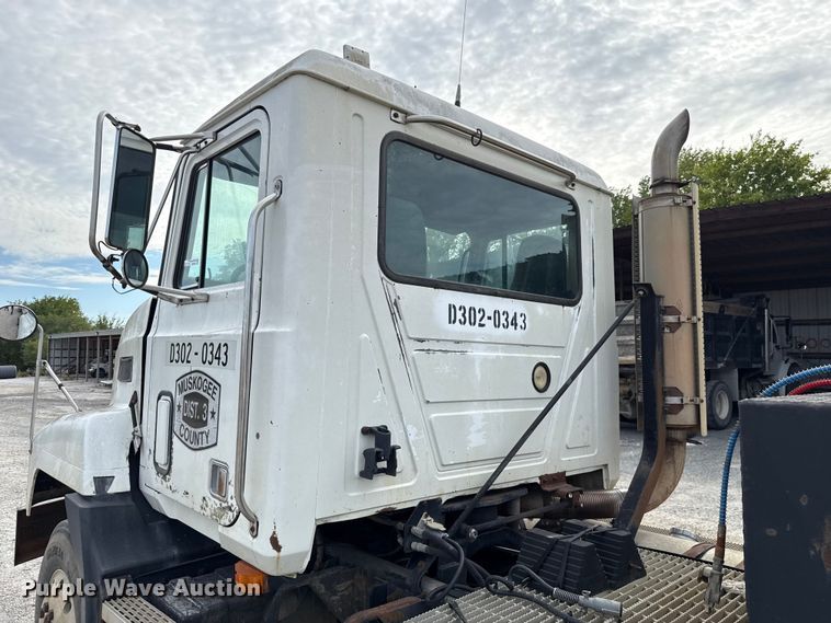 image for item GH9406 1993 Mack CH613 semi truck