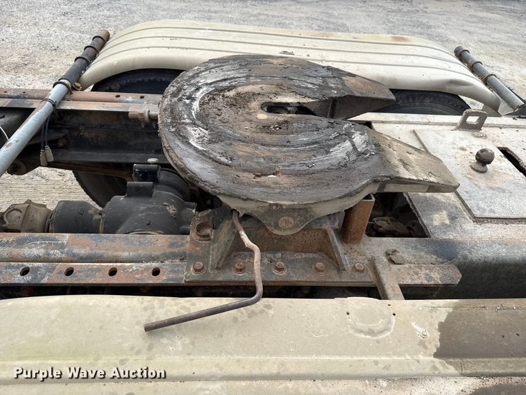 image for item GH9406 1993 Mack CH613 semi truck