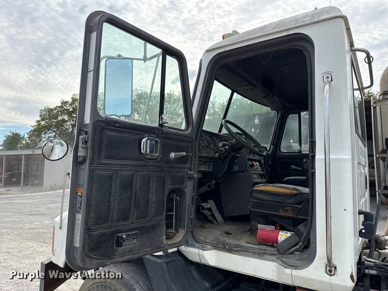 image for item GH9406 1993 Mack CH613 semi truck