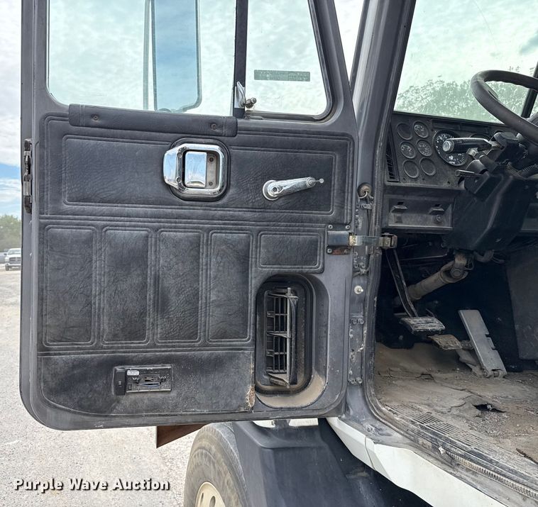 image for item GH9406 1993 Mack CH613 semi truck