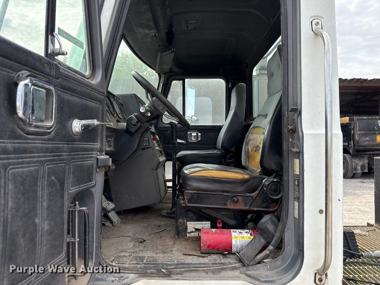 image for item GH9406 1993 Mack CH613 semi truck